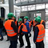 Wir legen die Schutzkleidung an.