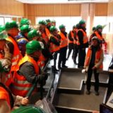 Unsere Führerin erklärt uns die Abläufe.