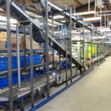 Die Boxen werden über vollautomatische Laufbänder transportiert.