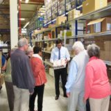 In den Regalen lagern weitere Artikel.