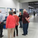 Am Ende werden die Kästen von den Fahrern verladen.